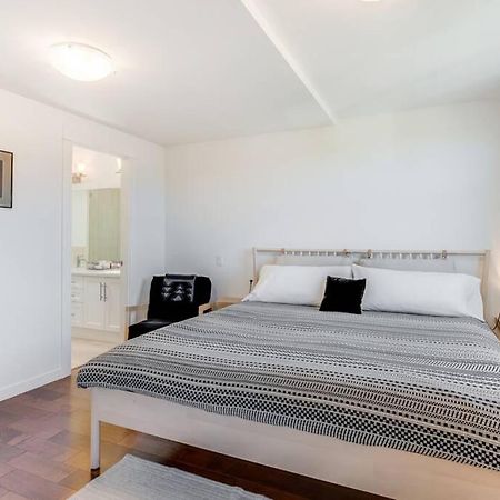 Cedar Hill Sunlit Stay - Bright Spacious & Modern Вікторія Екстер'єр фото