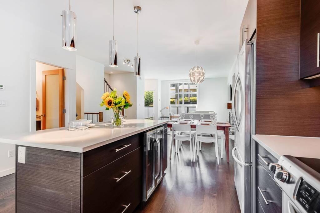 Cedar Hill Sunlit Stay - Bright Spacious & Modern Вікторія Екстер'єр фото