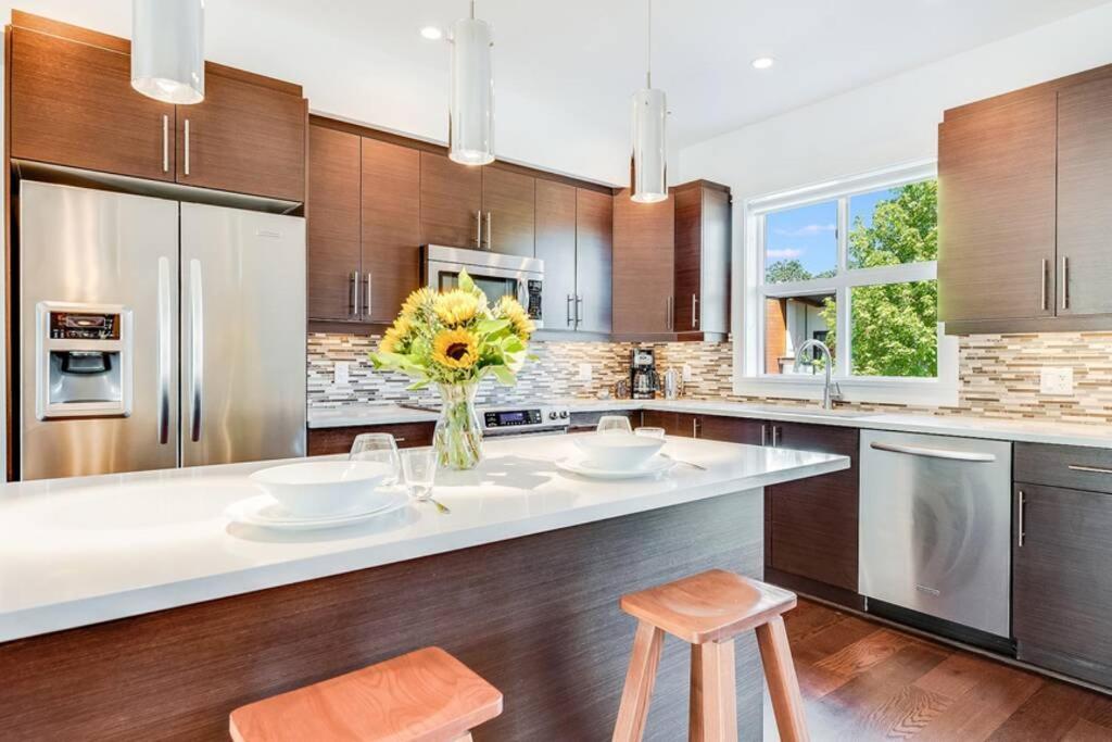 Cedar Hill Sunlit Stay - Bright Spacious & Modern Вікторія Екстер'єр фото
