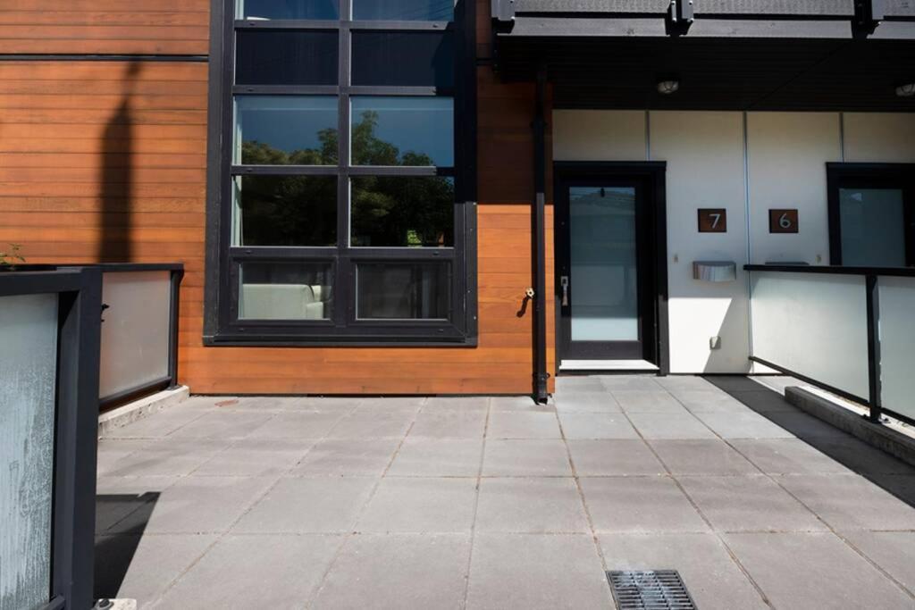 Cedar Hill Sunlit Stay - Bright Spacious & Modern Вікторія Екстер'єр фото