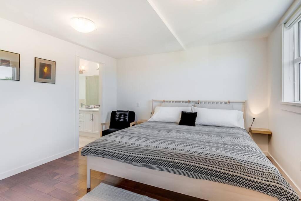 Cedar Hill Sunlit Stay - Bright Spacious & Modern Вікторія Екстер'єр фото