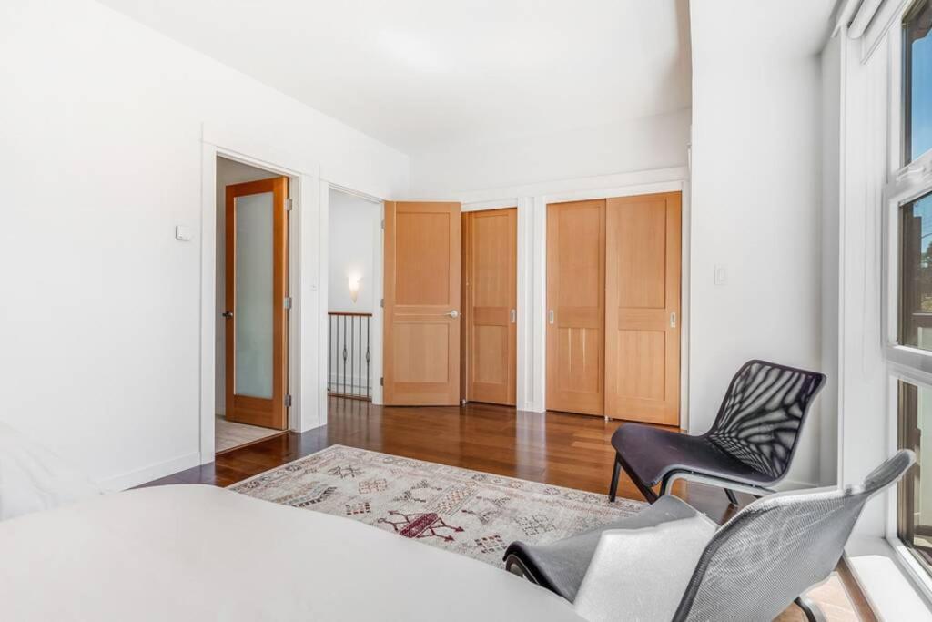 Cedar Hill Sunlit Stay - Bright Spacious & Modern Вікторія Екстер'єр фото