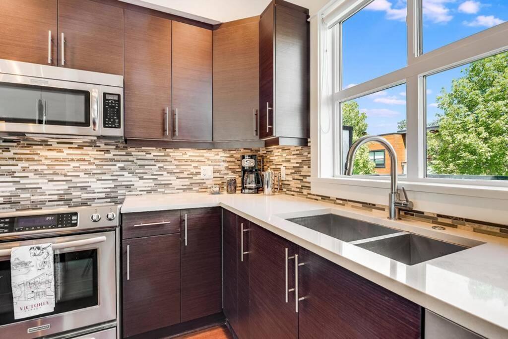 Cedar Hill Sunlit Stay - Bright Spacious & Modern Вікторія Екстер'єр фото