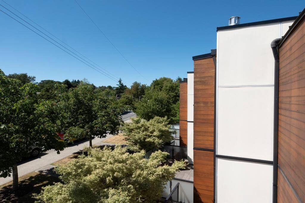 Cedar Hill Sunlit Stay - Bright Spacious & Modern Вікторія Екстер'єр фото