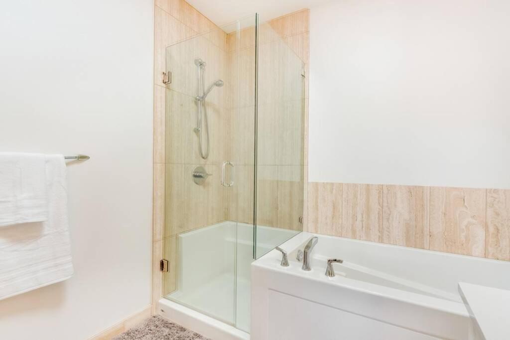 Cedar Hill Sunlit Stay - Bright Spacious & Modern Вікторія Екстер'єр фото