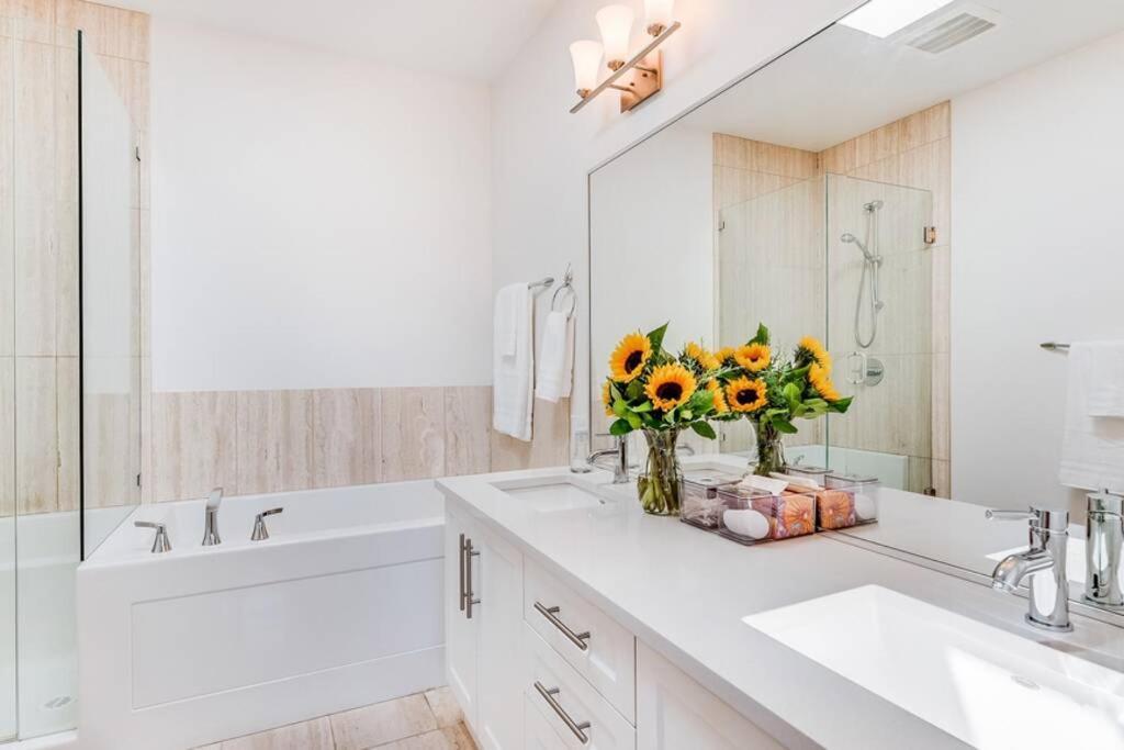 Cedar Hill Sunlit Stay - Bright Spacious & Modern Вікторія Екстер'єр фото