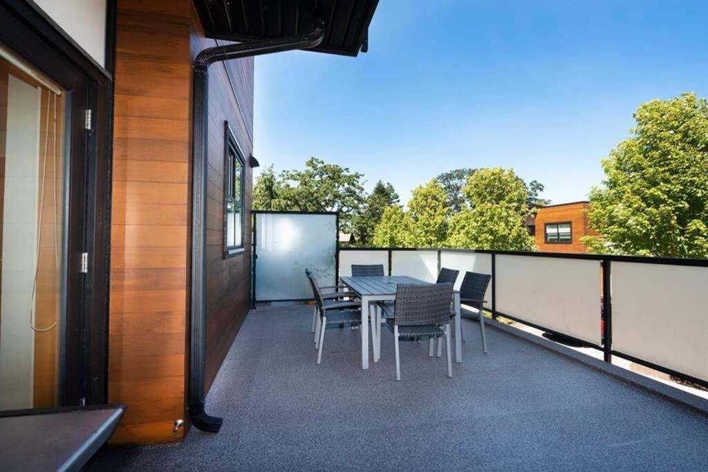 Cedar Hill Sunlit Stay - Bright Spacious & Modern Вікторія Екстер'єр фото