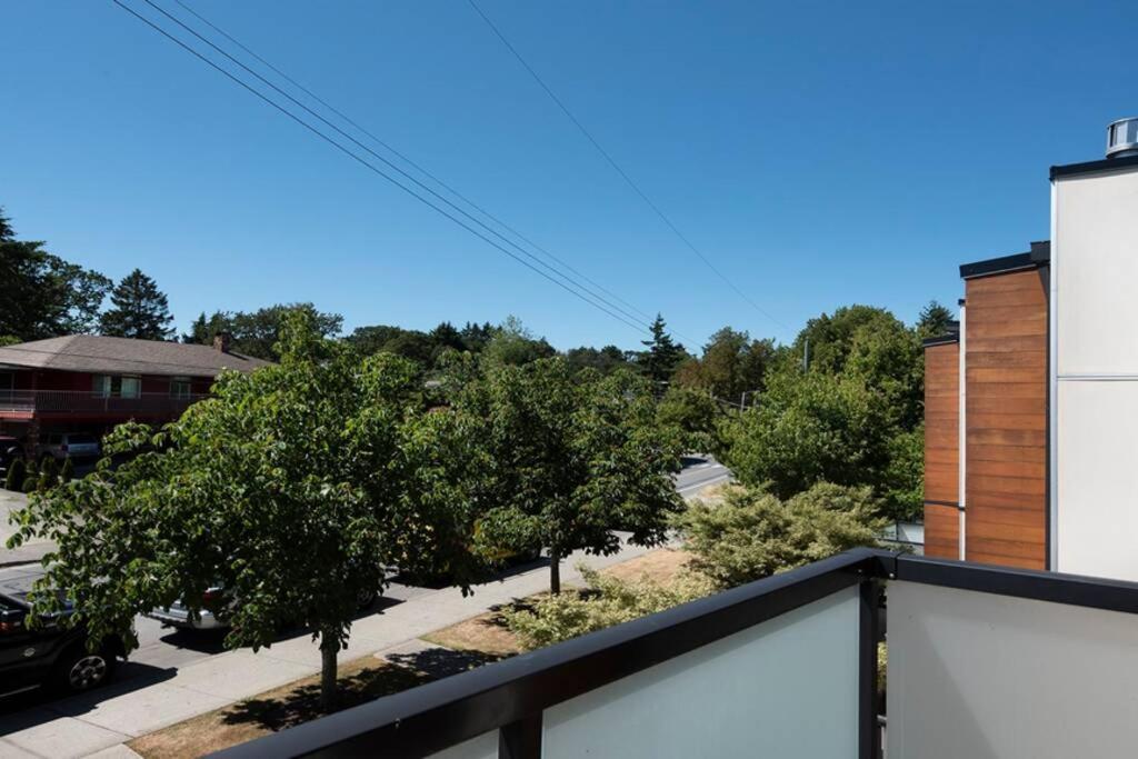 Cedar Hill Sunlit Stay - Bright Spacious & Modern Вікторія Екстер'єр фото